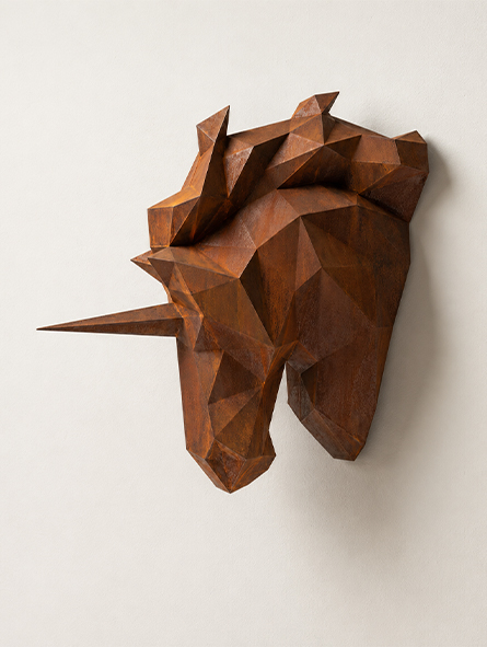 Sculpture cheval en métal murale au design géométrique avec une finition effet Corten