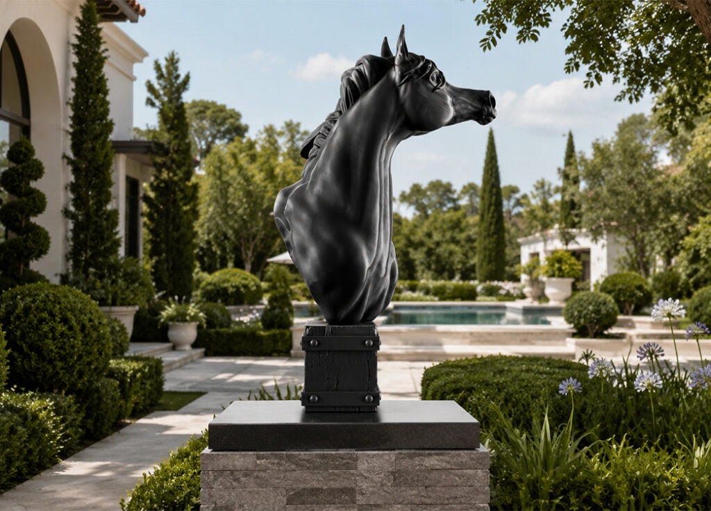 Sculpture cheval extérieur en forme de buste noir installée dans le jardin d’une villa