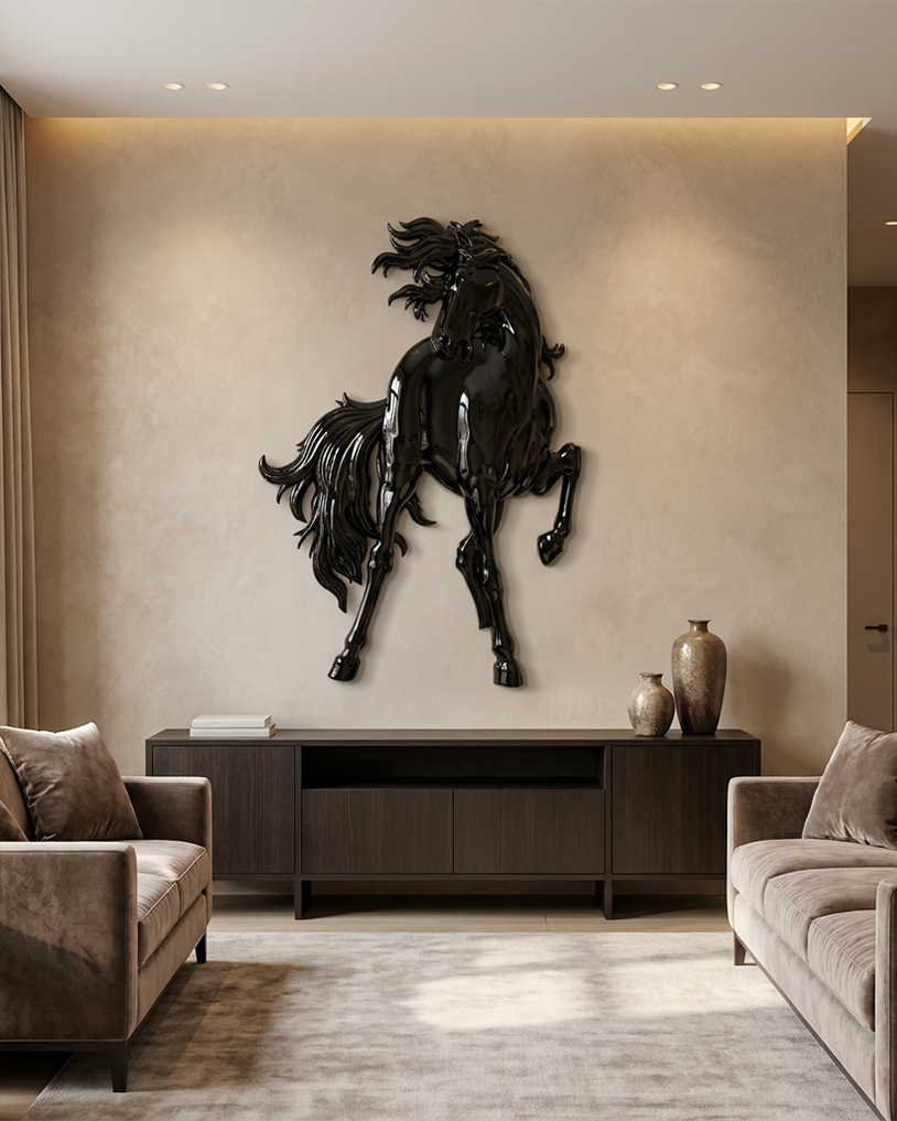 Sculpture cheval murale noire en métal installée dans un salon contemporain