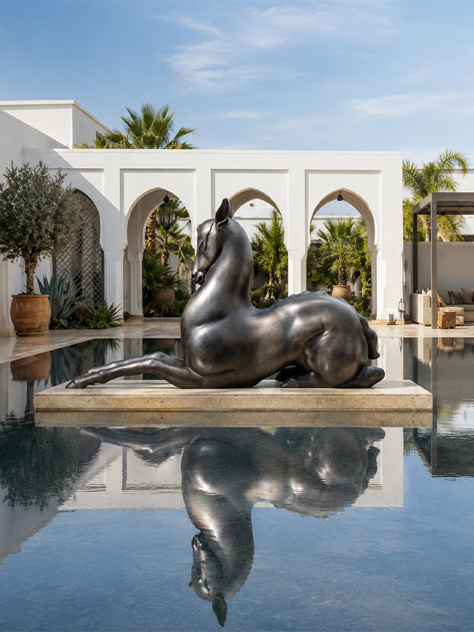 sculpture cheval noire au bord d’une piscine