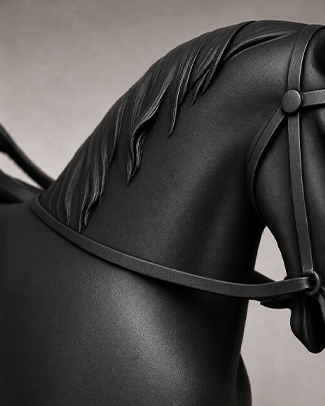 Détail d’une sculpture cheval en résine noire mate avec une finition contemporaine.