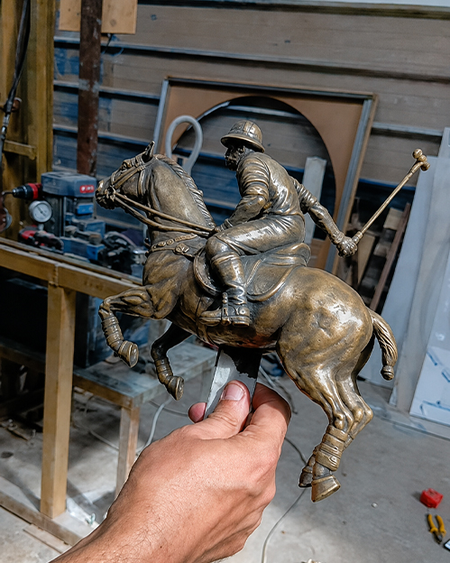 Sculpture cheval sur mesure en bronze représentant un cavalier marocain dans un atelier