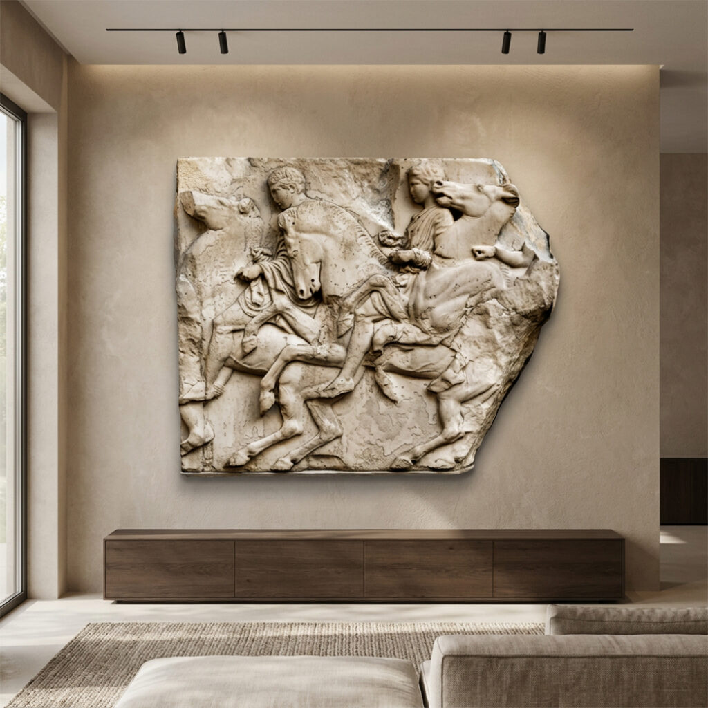 Sculpture tête de cheval intégrée à un grand bas-relief mural effet pierre représentant plusieurs chevaux et personnages dans un salon contemporain.